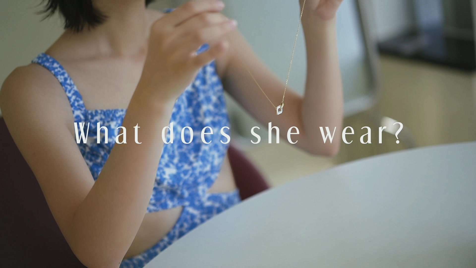 what does she wear创意短片