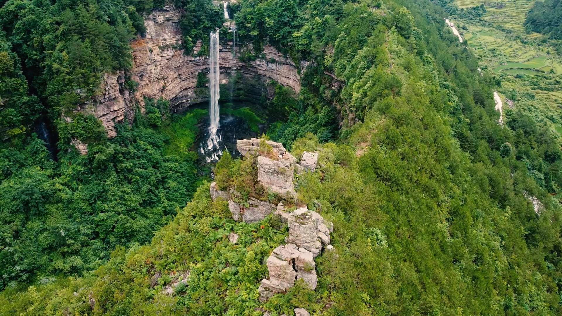 藏在山里的小瀑布，第一次去摆弓岩瀑布，后来的每一年都会带朋友去。