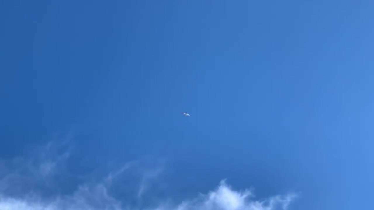 飞向云层的飞机